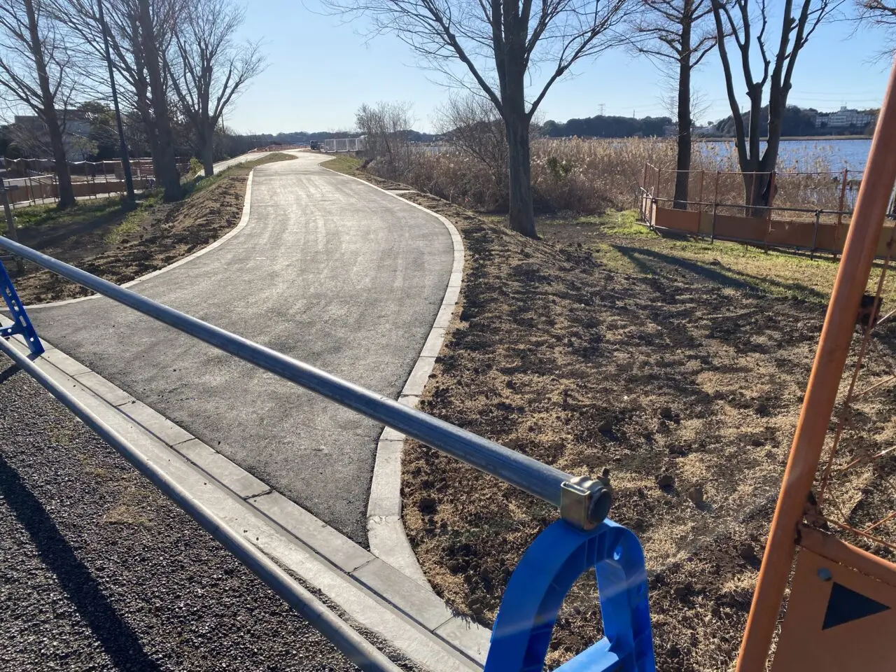 新たに開通した湖岸堤遊歩道