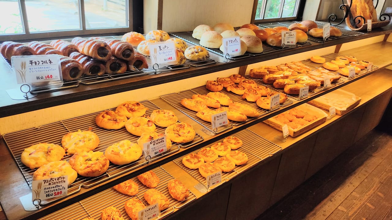 高松市 ハード系のパン好きにはたまらない もちろん甘 いパンも揃う Saｎdwiches Cafe ルヴァン 号外net 高松市 東讃