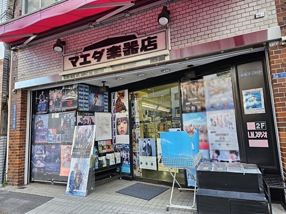 マエダ楽器店の外観