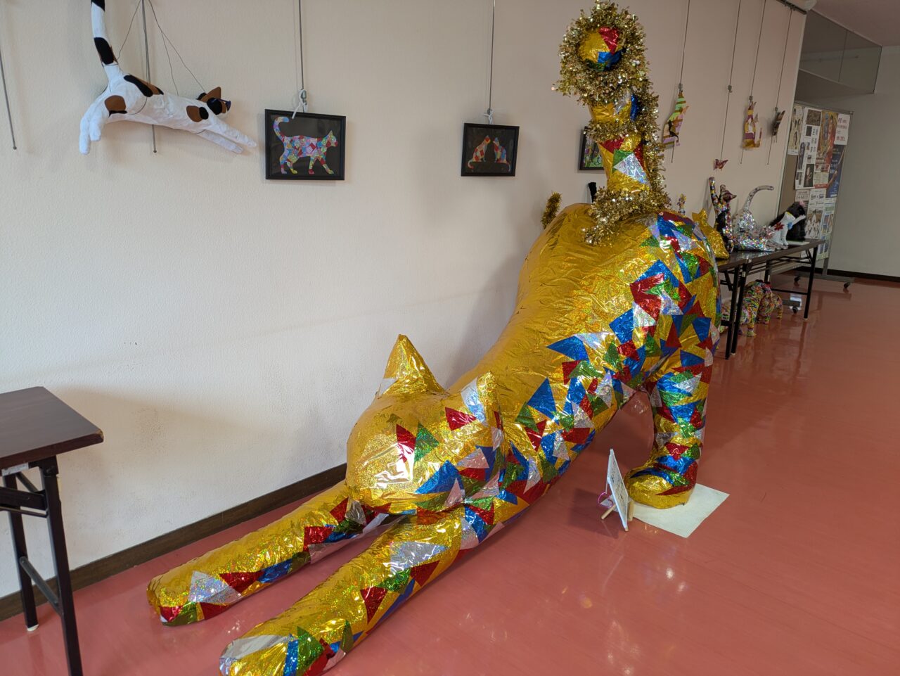 東部公民館のマークン・ネコガスキーさんの作品