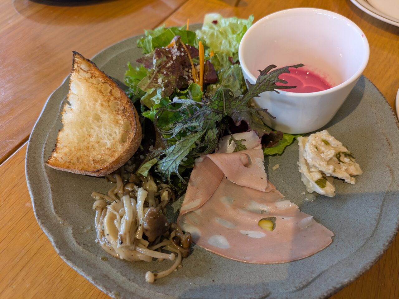 チバットリアの野菜サラダ
