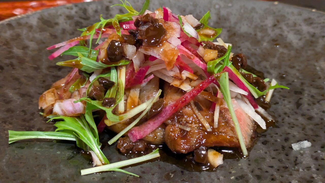 発酵ダイニング醸しのA5ランクの黒毛和牛のタリアータ ひ志おと柚子のポン酢ソース 大根と水菜のサラダ