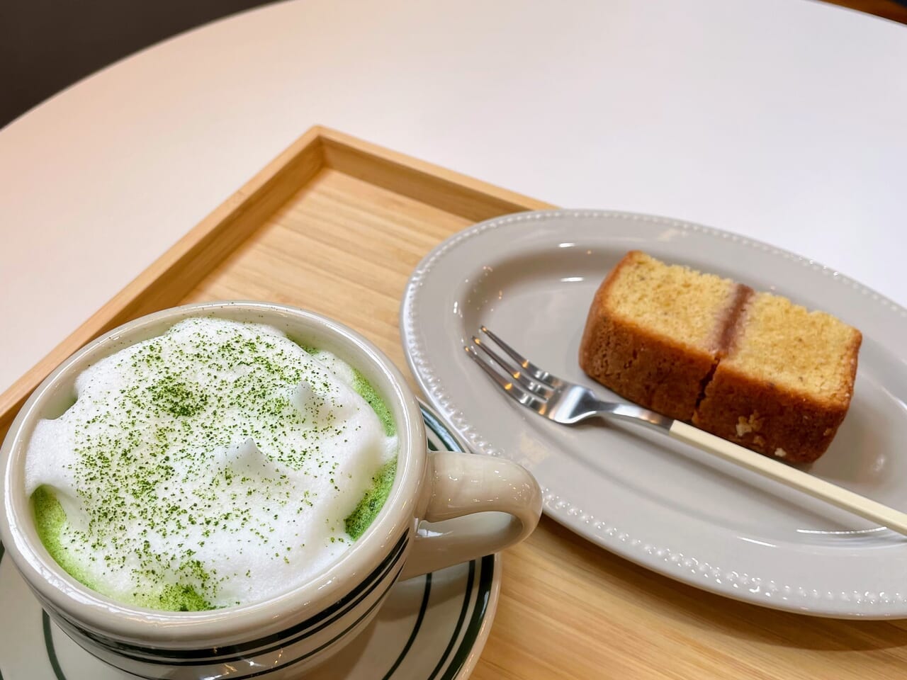 ポルポロン 直江津店のケーキと抹茶ラテ