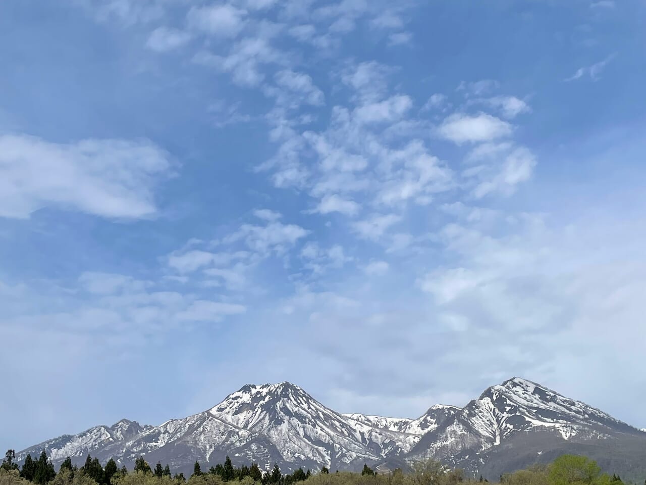 妙高山の山頂付近に見える雪形「山」の字