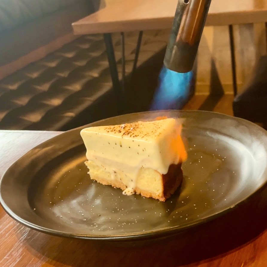 Cafe Ing（カフェ イング）の炙りチーズケーキ