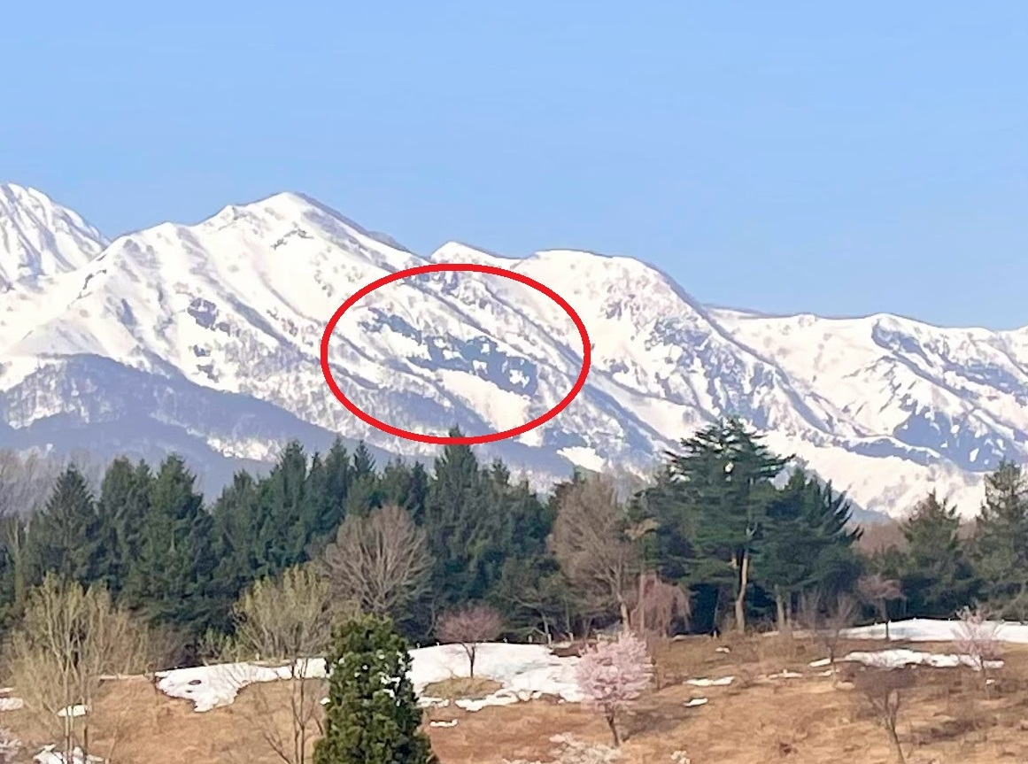 妙高山の雪形「跳ね馬」