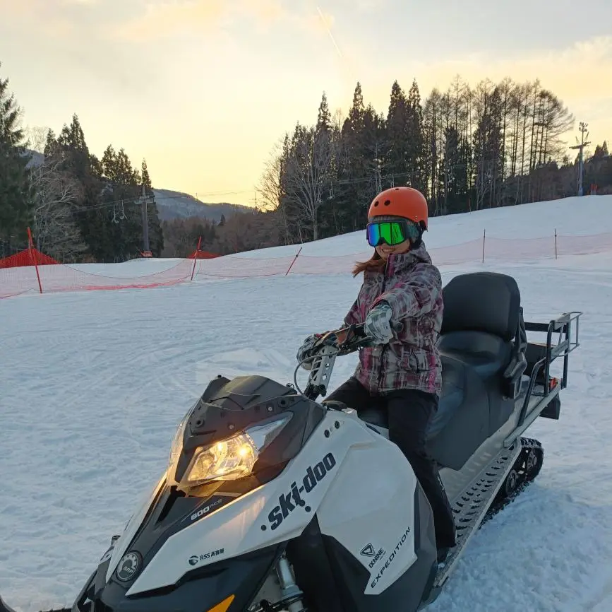 妙高杉ノ原スキー場のプレミアムスノーモービルツアー