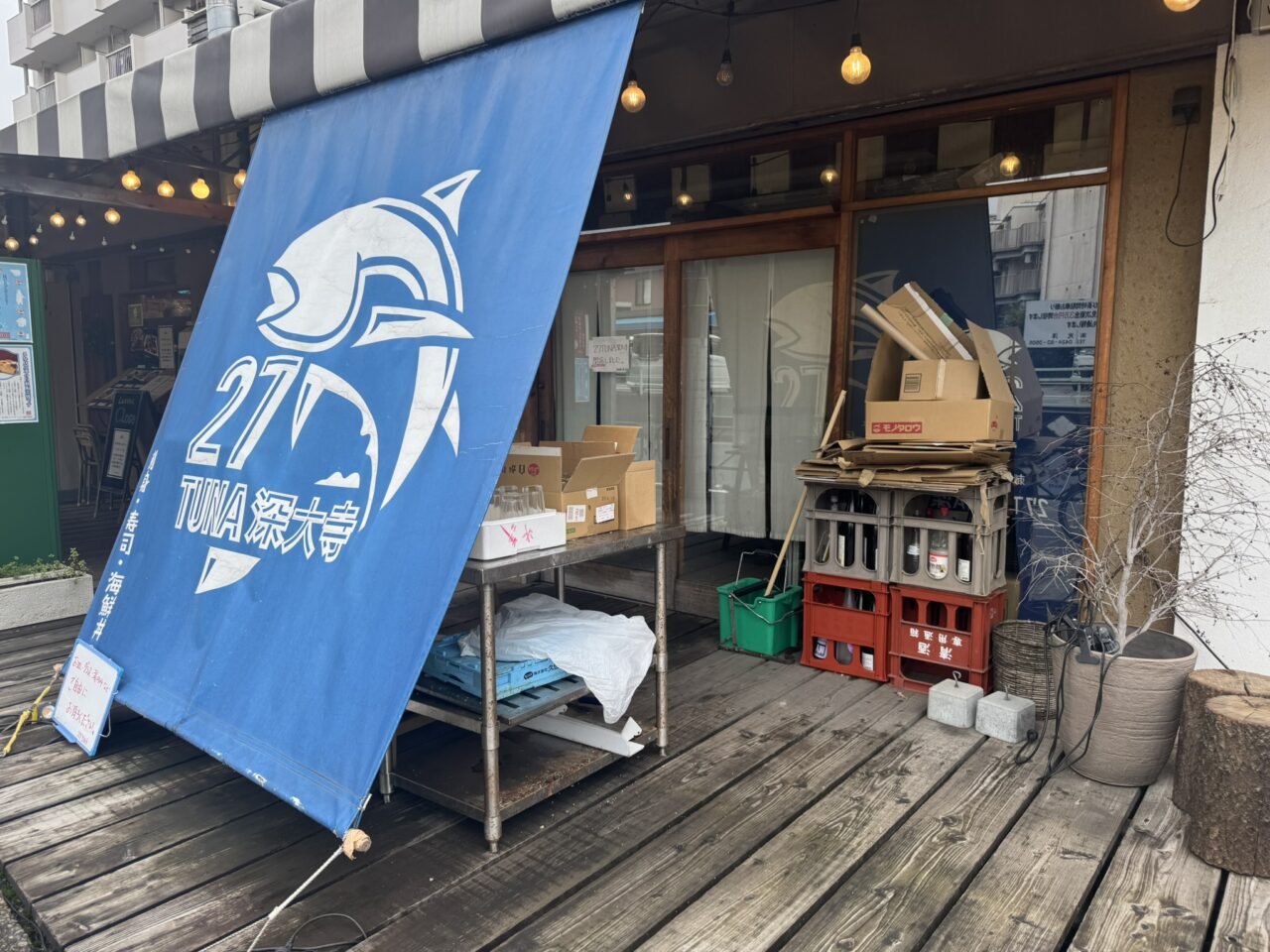 調布市深大寺東町の27TUNA深大寺の店舗外観と青い看板