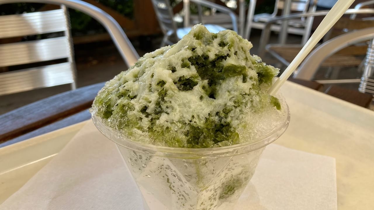 夏はかき氷も販売！『石窯パン工房サンメリー』コーヒーサービスもあり、テラスで小休憩もできます。