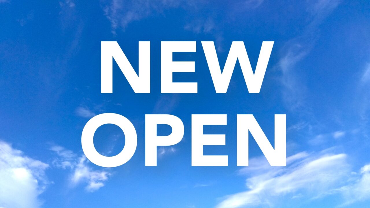 NEW OPENの文字と青空