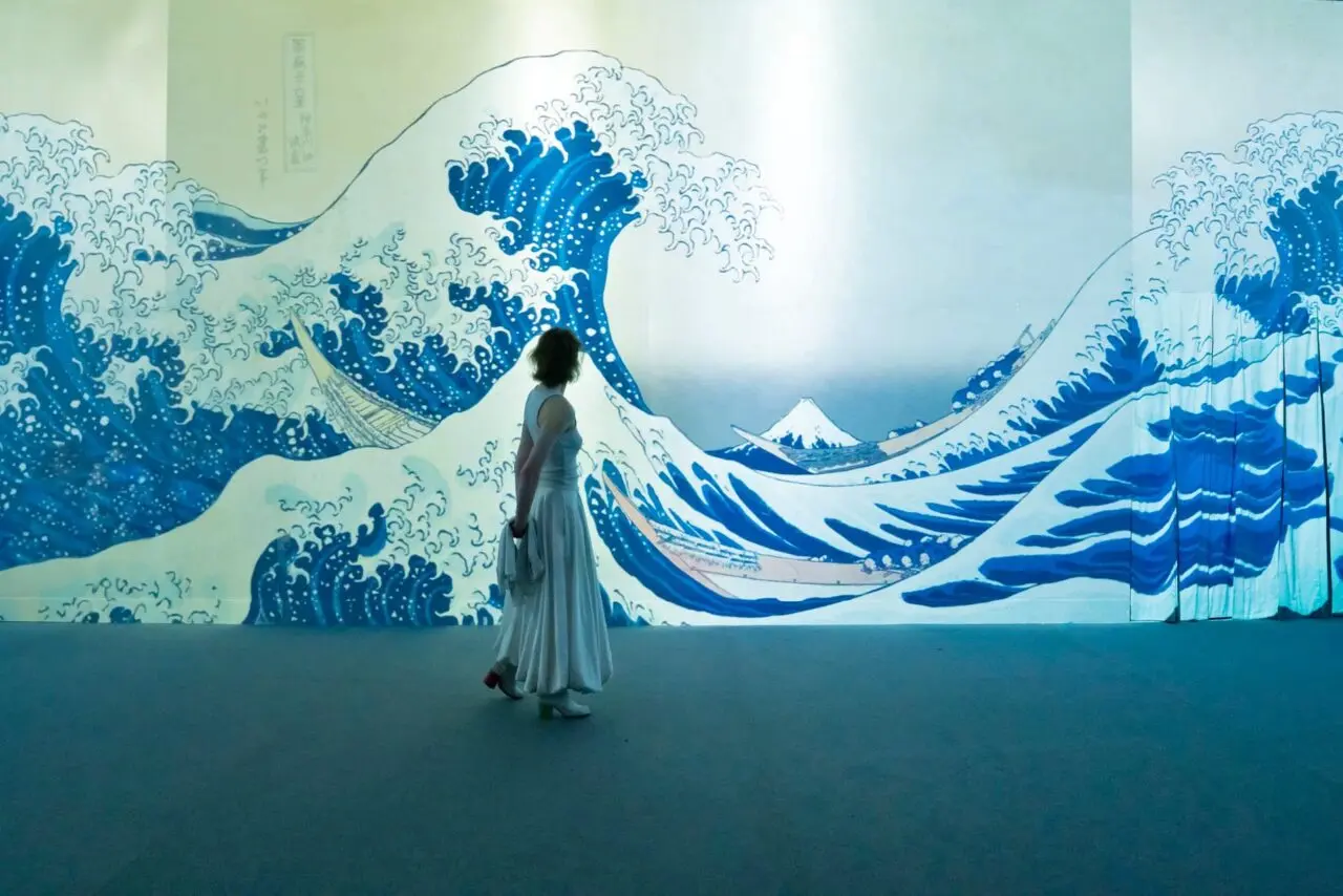 動き出す浮世絵展の大波の映像
