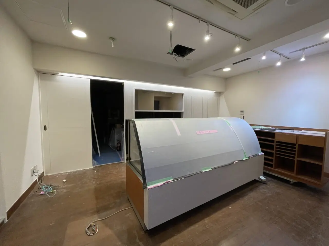 『pâtissier Abe à bébé（パティシエアベ　ア ベベ）』