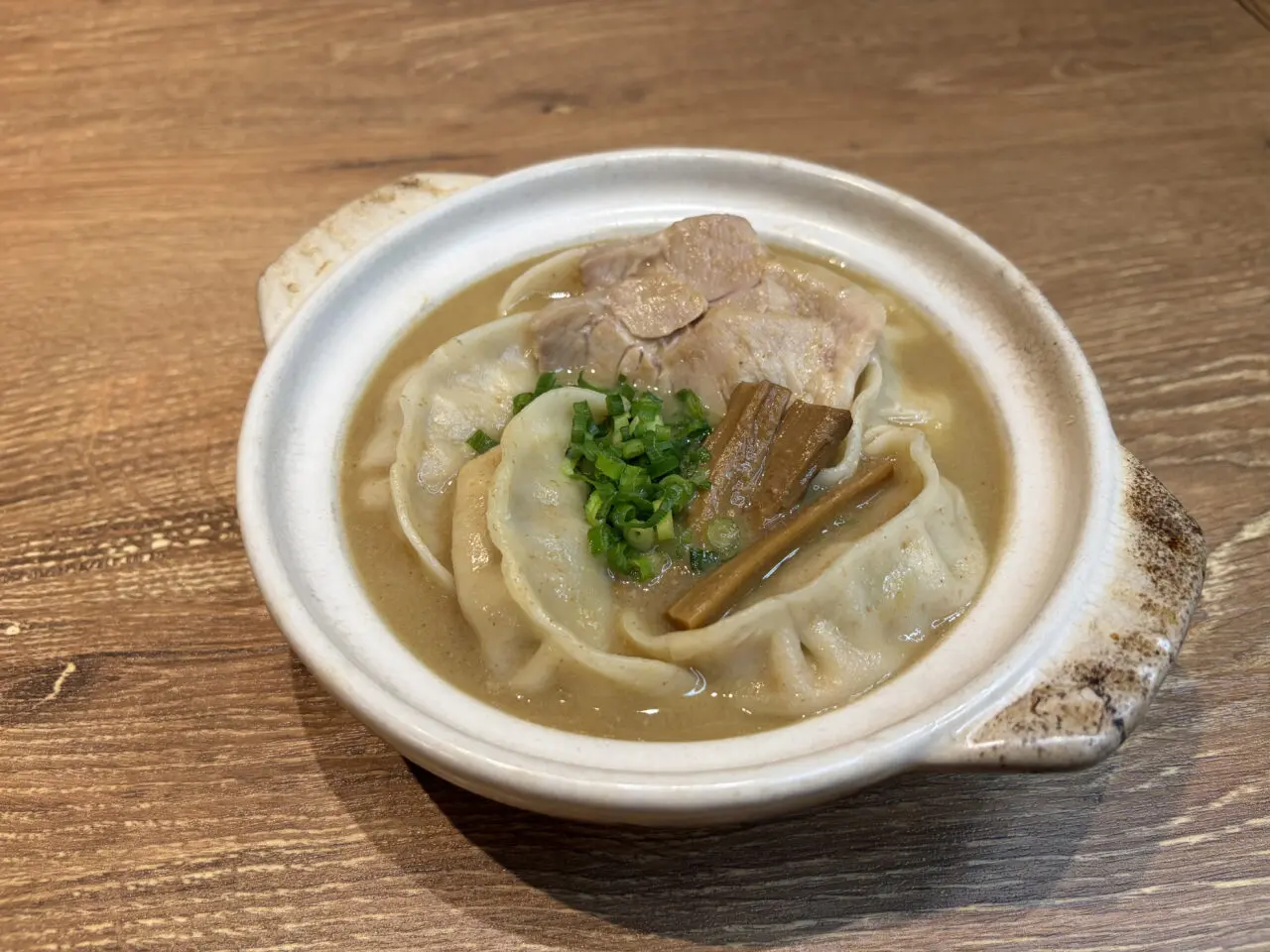 こってりスープの土鍋肉汁餃子