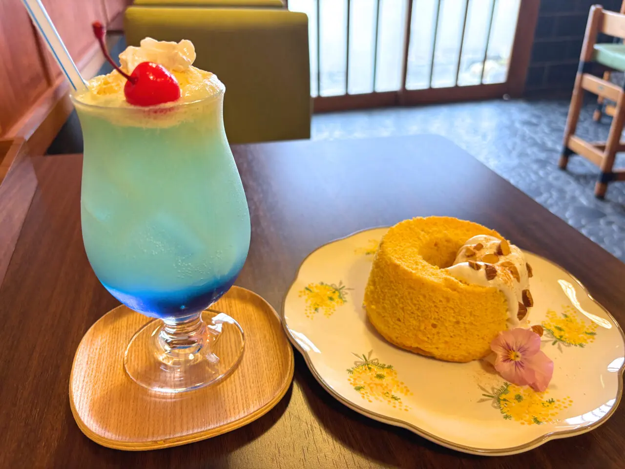 喫茶花　クリームソーダとシフォンケーキ