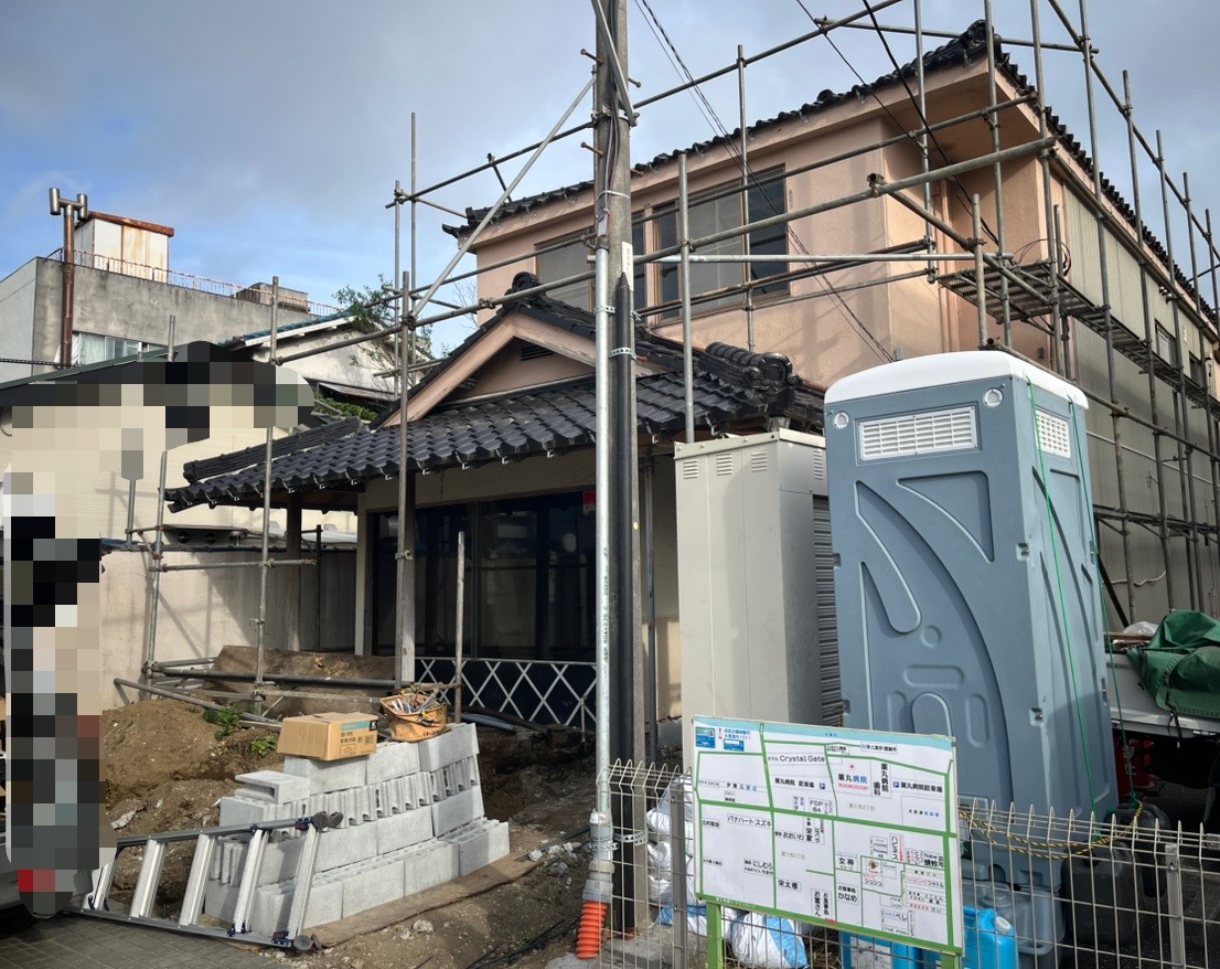｢お食事処 お富さん」の建物。2025年5月21日現在、その建物の周りに足場が組まれていました