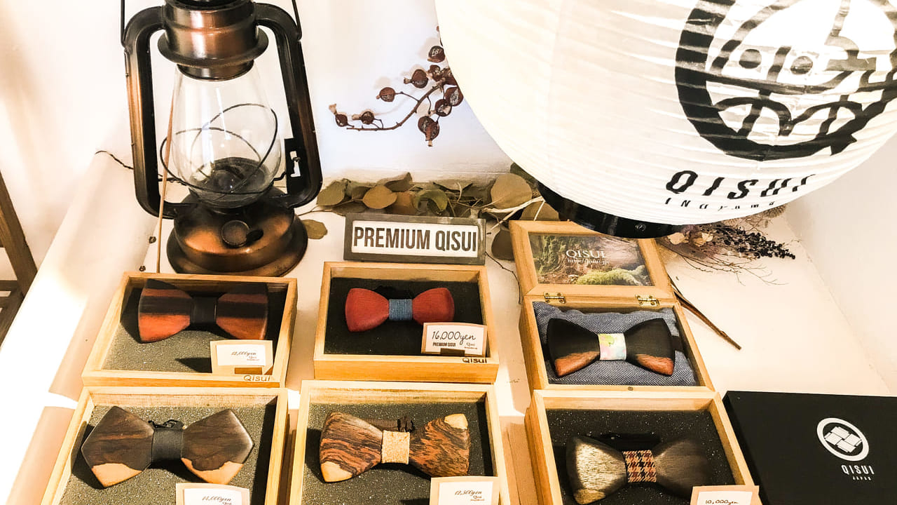 QISUIの木製蝶ネクタイ