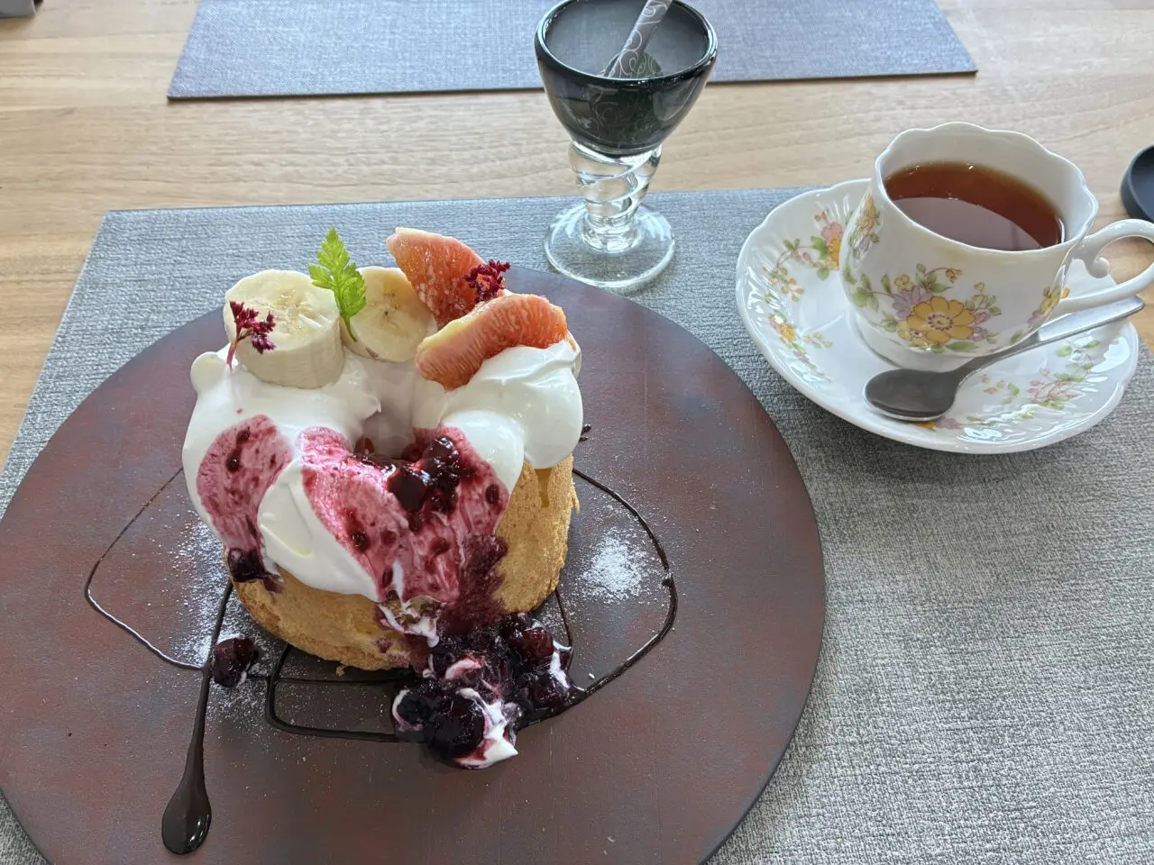 靡く