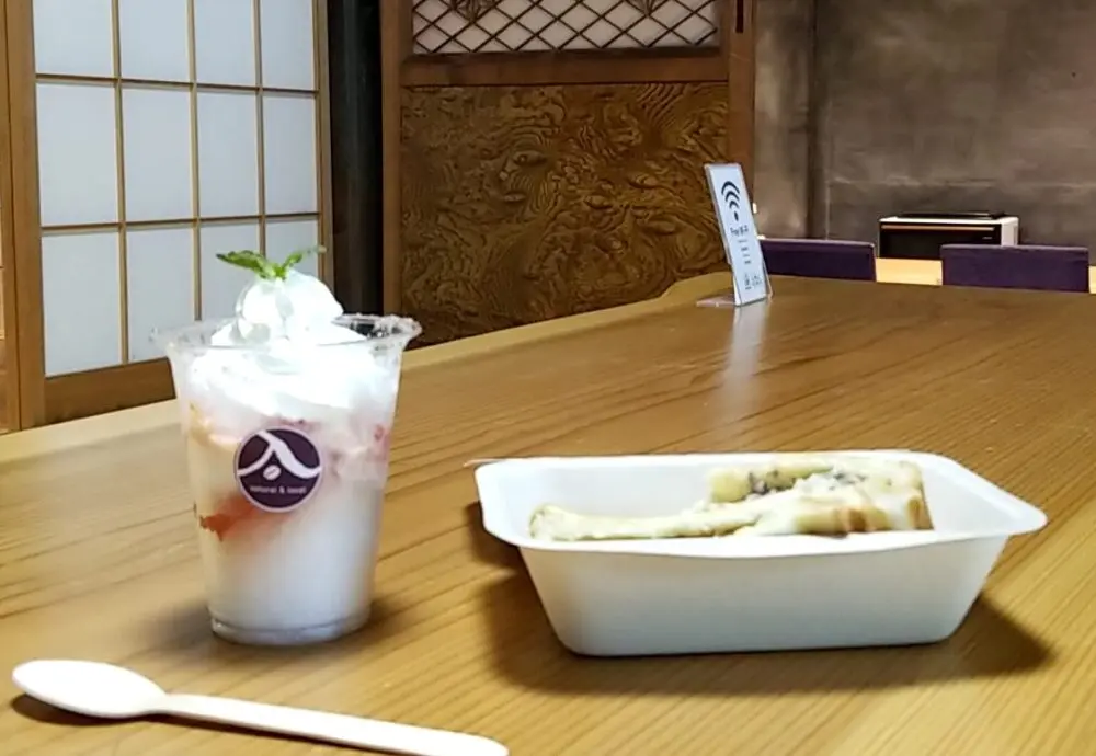 入母屋珈琲　チーズサンド＆パフェ氷