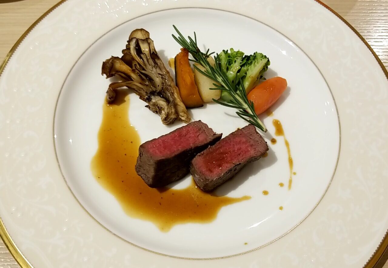 ディネット　オーストラリア産牛フィレ肉のステーキ マデラ酒ソース