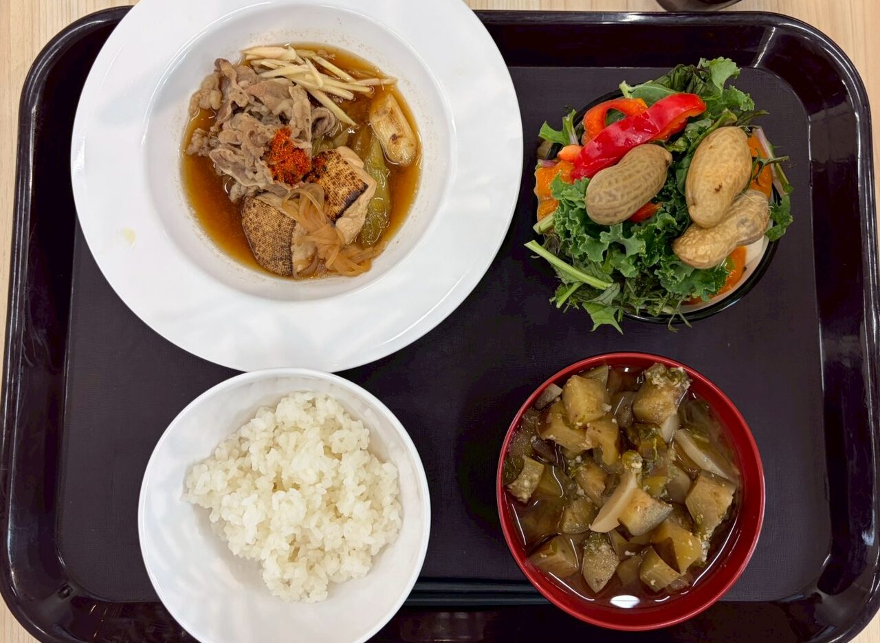 sakuraヘルシーテラス社員食堂　牛肉と野菜のすき焼き風味定食