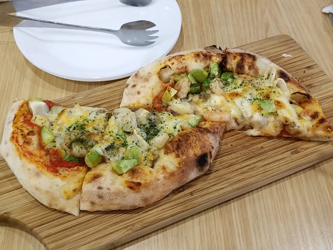 GOCHI!　シーフードとアボカドのピッツァ