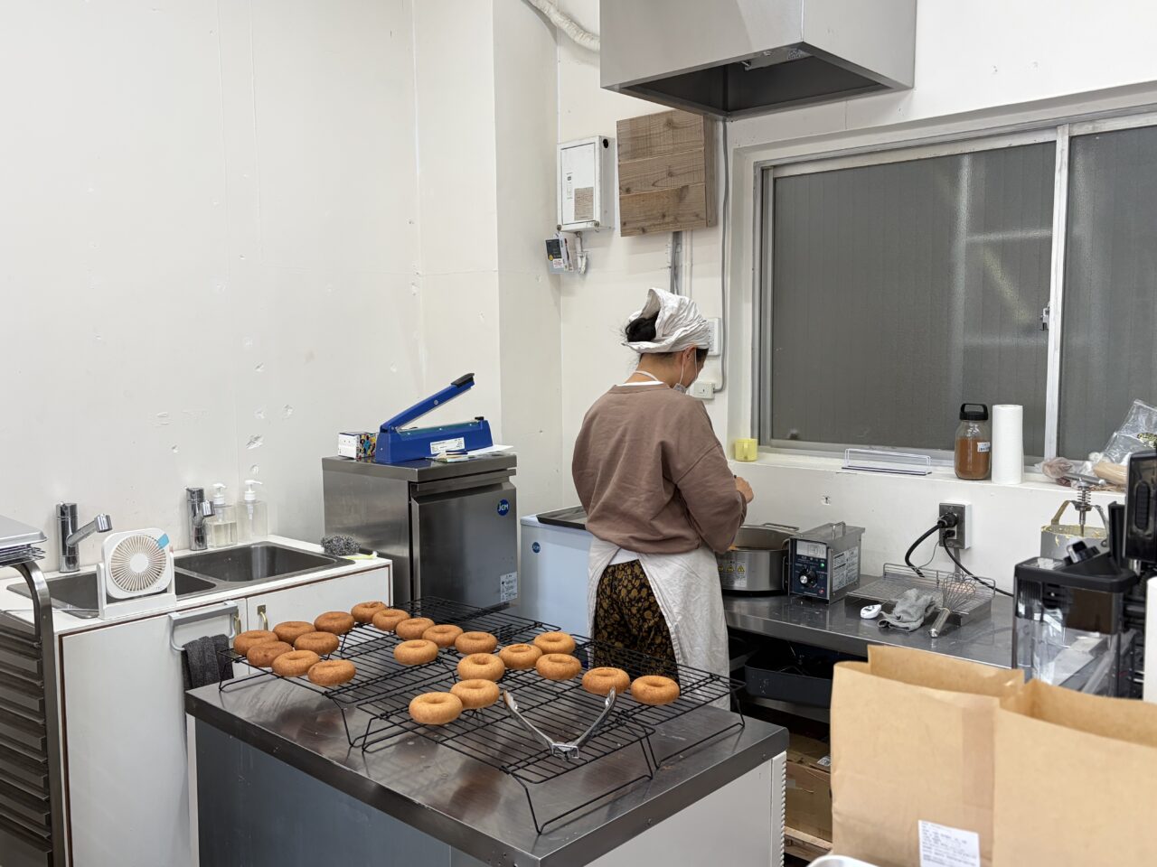 watowa店長がドーナツ揚げている