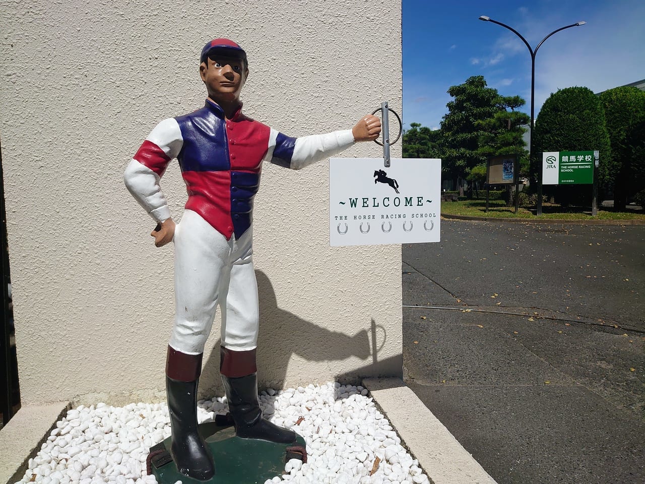競馬学校_正門人形