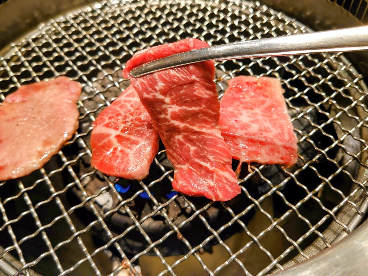 京城苑千葉NT店2025_肉焼く４