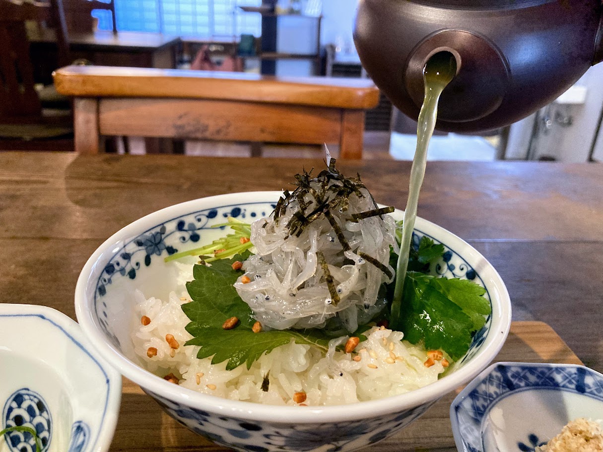 うさぎの小屋お茶漬けしらすかけたところ