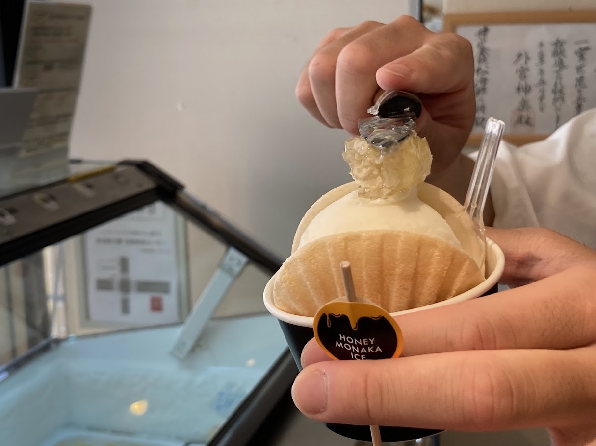 松治郎はちみつアイス巣蜜のっけ