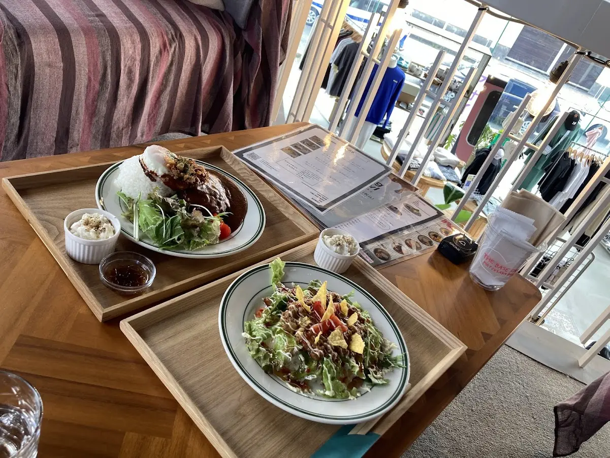 ザベースカフェのソファ席とフード