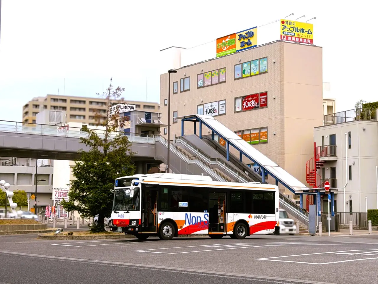 JR和泉府中駅に停車する南海バス