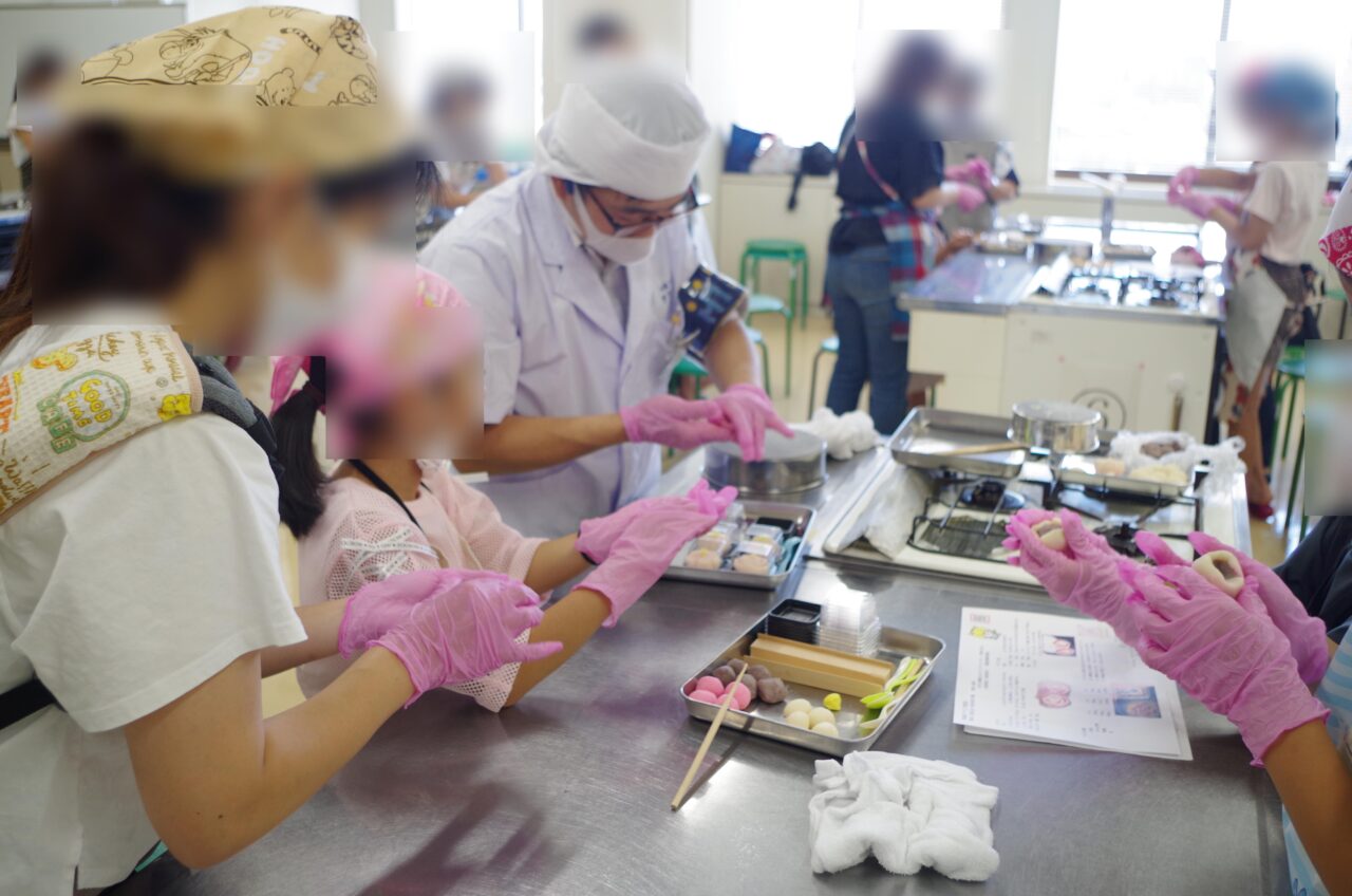 商工会議所のいちご大福づくりの様子