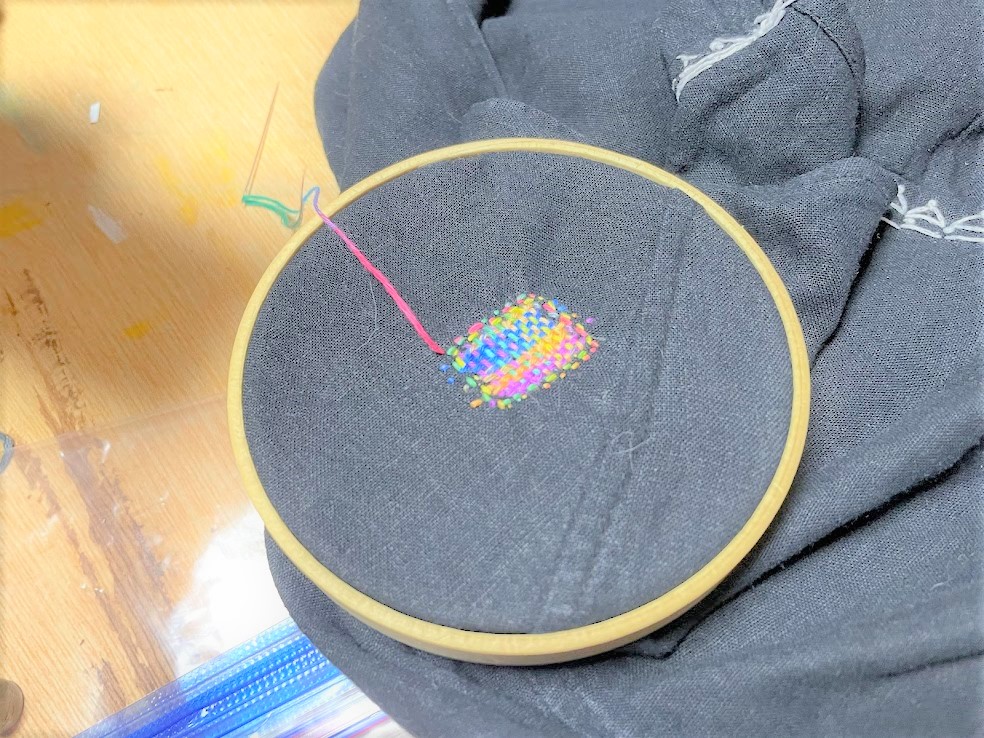 布を織るように、縦糸と横糸を渡していくダーニング