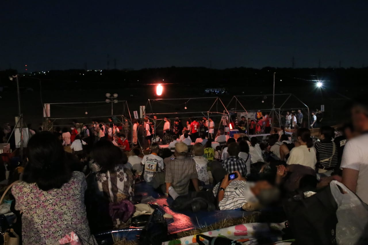 日の暮れた花火大会会場