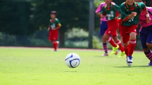 サッカーに興じる子どもたち