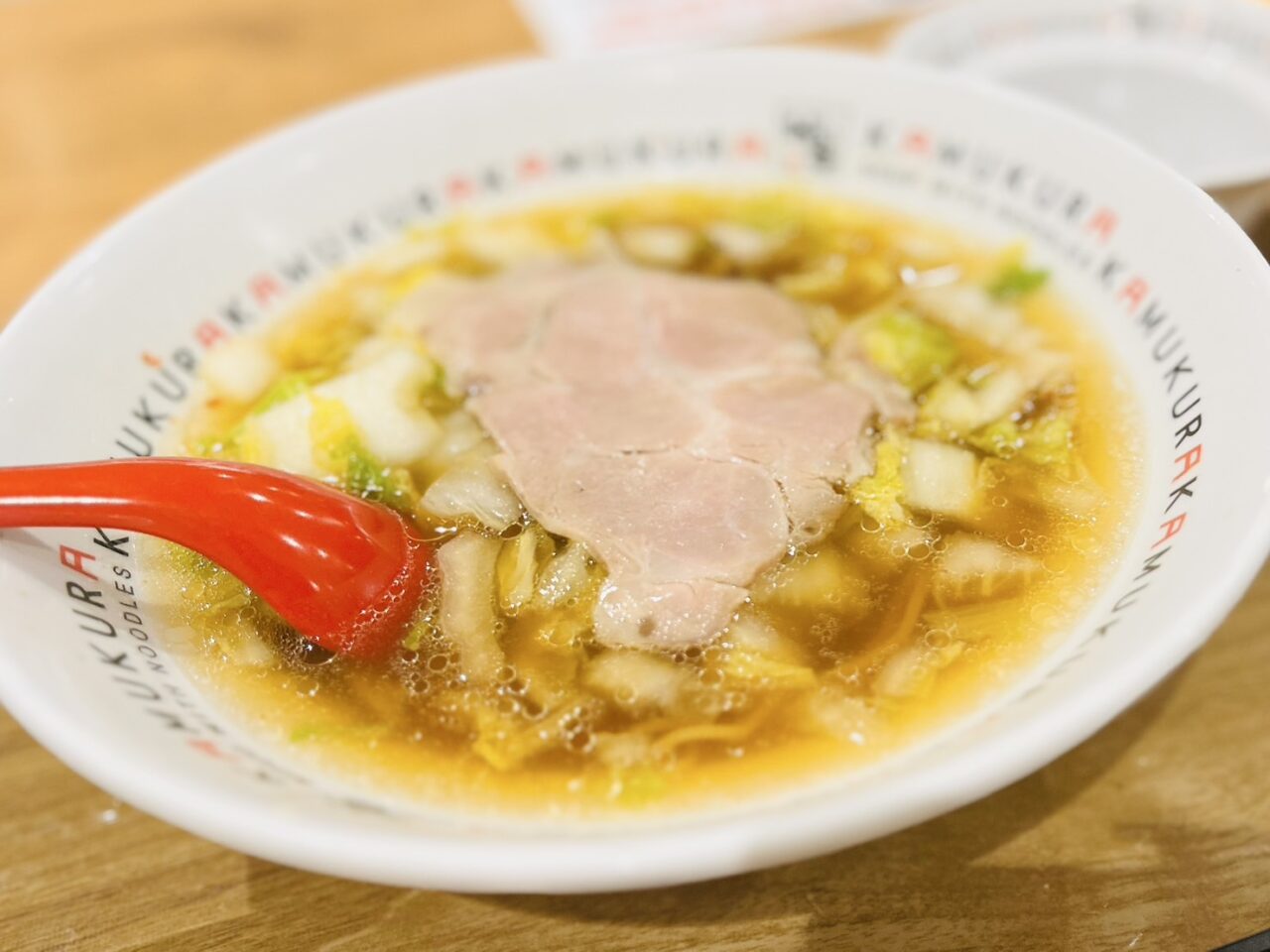 丼を埋め尽くす白菜とほんのりピンクの薄切りチャーシュー