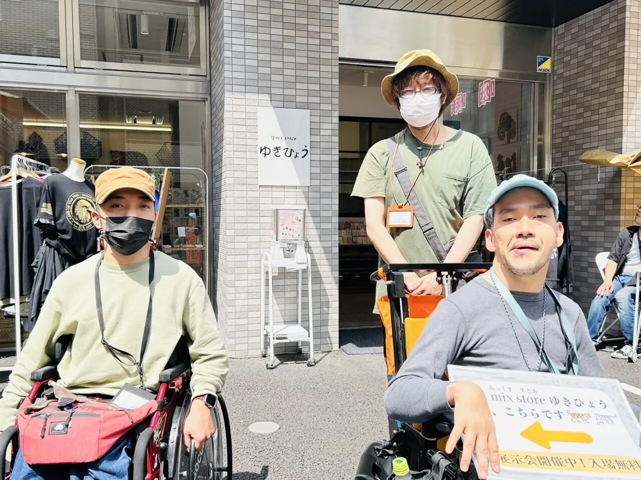 「か・い・ぜ・ん展」開催中のゆきひょう前で、代表黒澤さんと利用者のみなさん