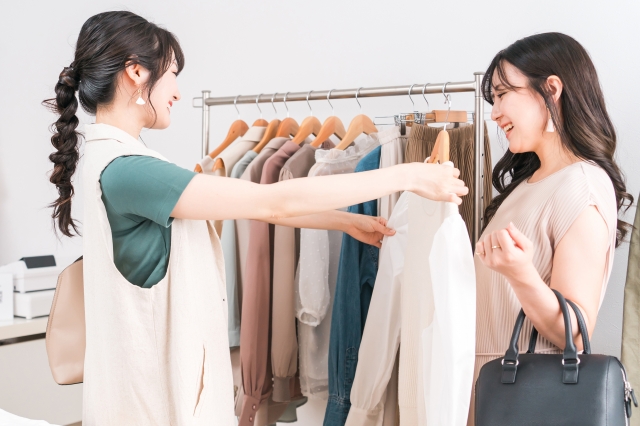 ショップで服を選ぶ女性たち