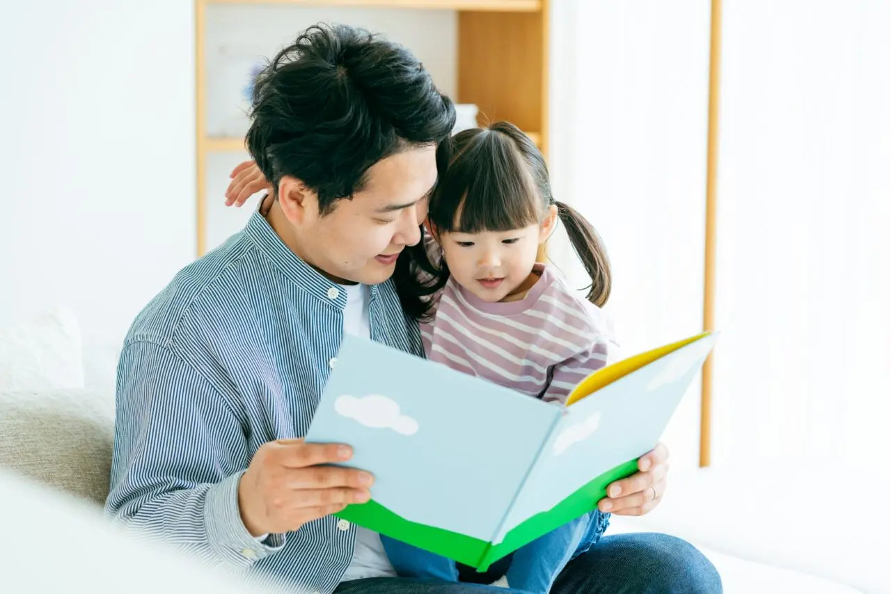 絵本を読む親子