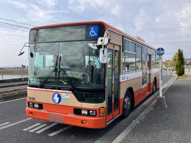 バス停に停まる路線バス