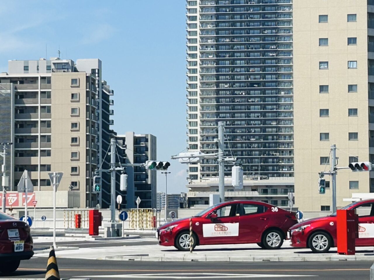 高層マンションの上部に教習コースの信号機