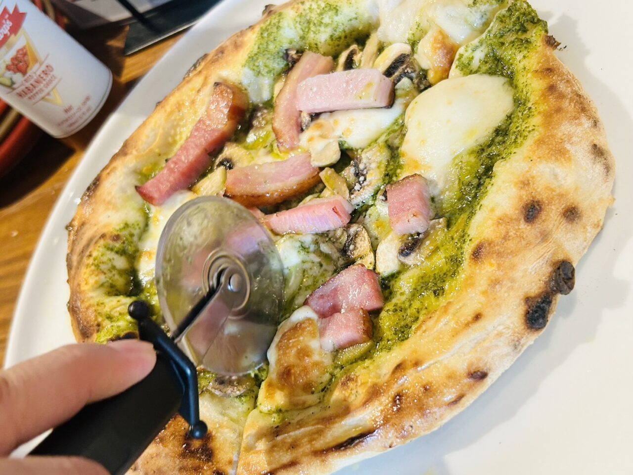 焦げ目がおいしそうな「VAMOS TAPAS ＆ PIZZA」のピザ