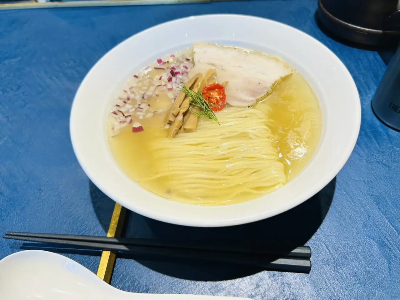 澄んだスープが美しい「金碧」の塩ラーメン