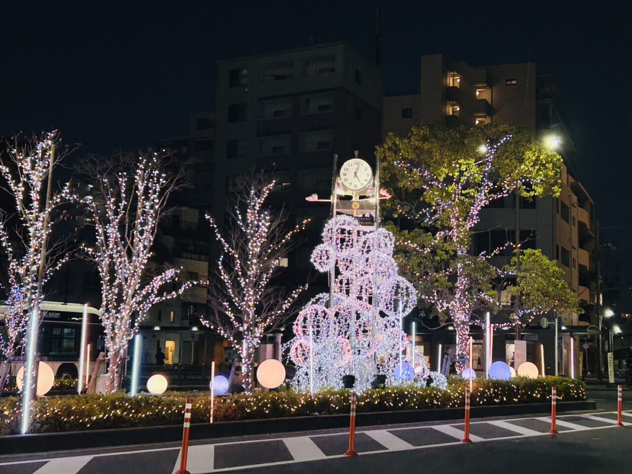 東北広場のシャボン玉のような光オブジェ