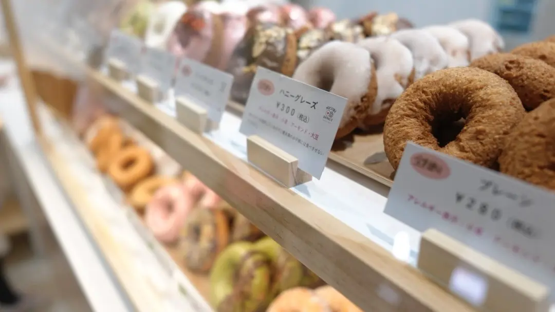 ショーケースに並んだドーナツ