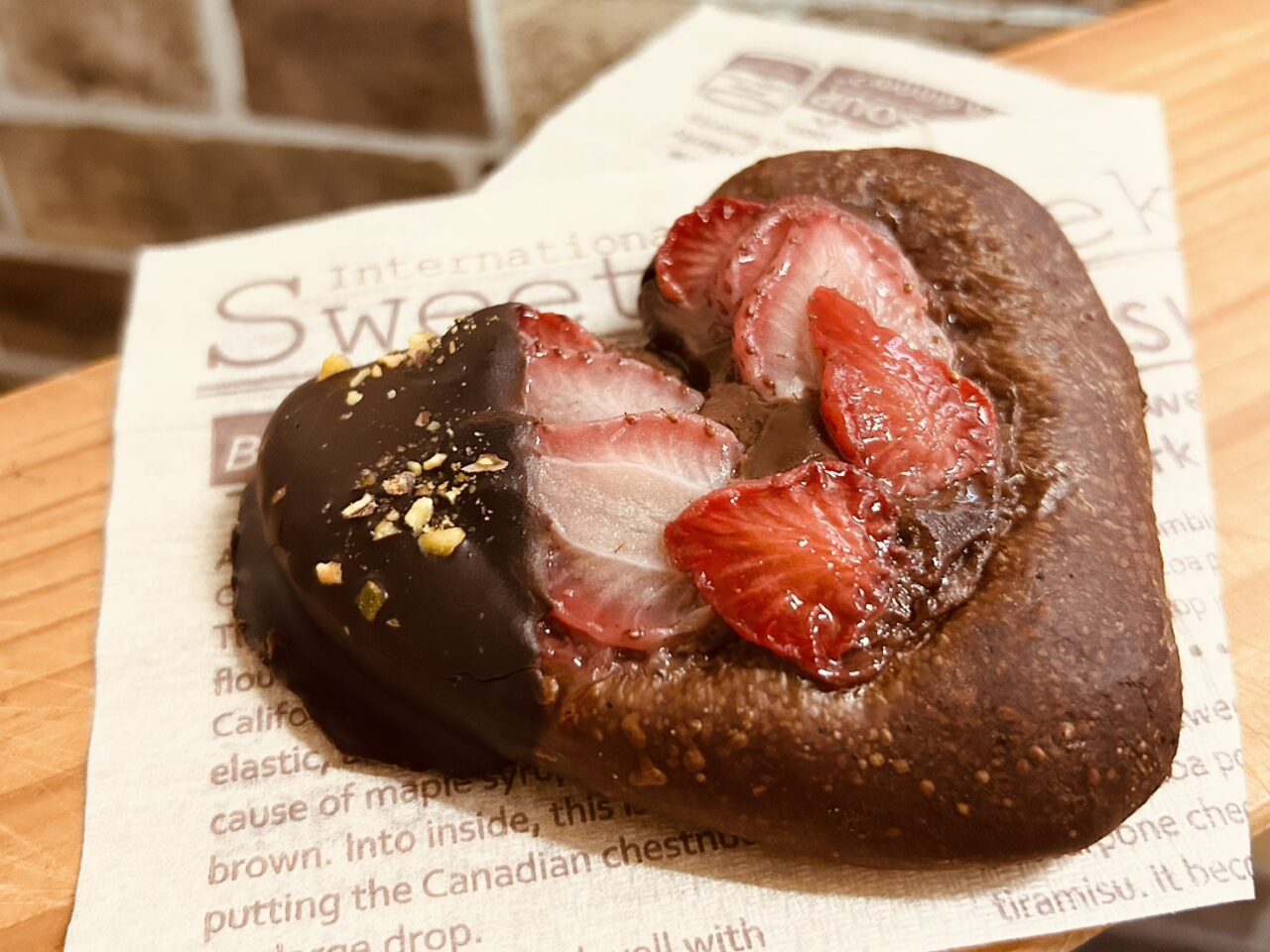 ハート型にイチゴが乗ったかわいいチョコレートパン