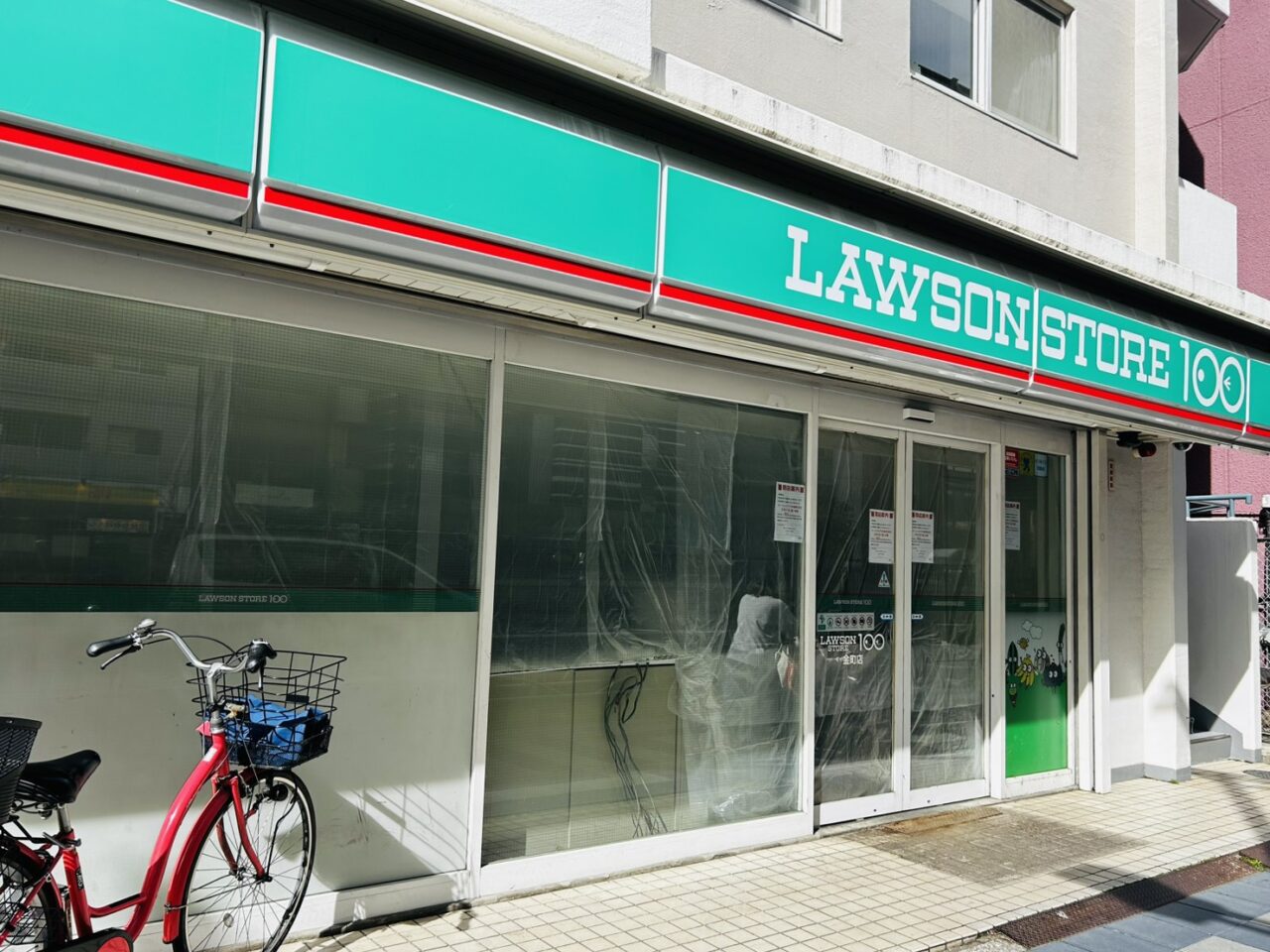 閉店された「ローソンストア100金町店」店頭の様子