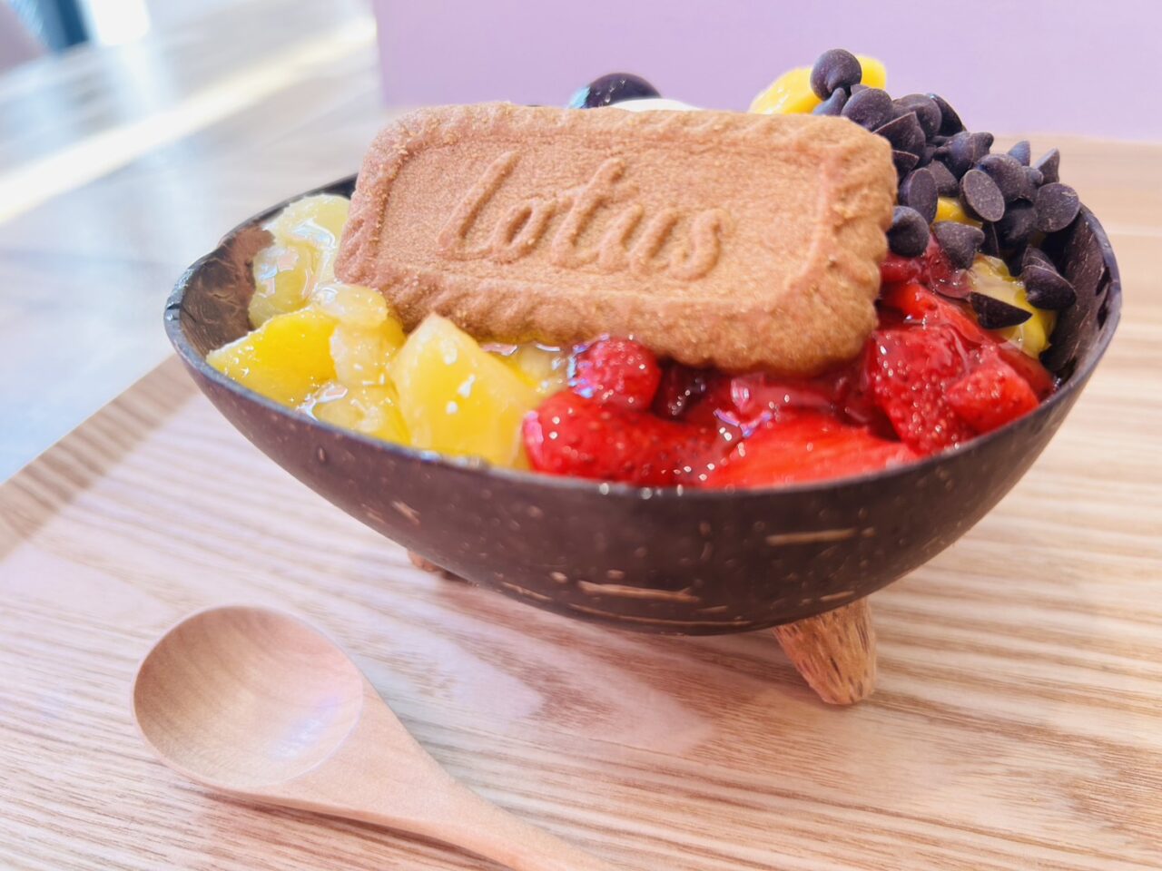 ココナッツの器がかわいいアサイー工房のアサイーボウル