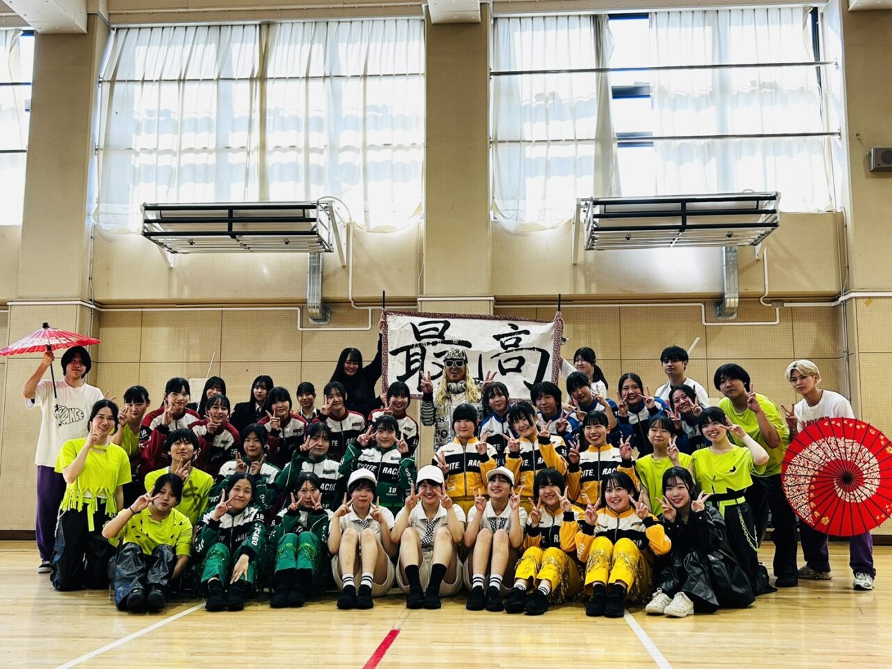 葛飾野高校ダンス部とDJ KOOの集合写真